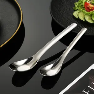 Zwei premium Suppenlöffel aus Edelstahl 304 mit langem Stiel auf dunklem Hintergrund