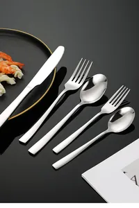 Dettaglio del set di posate in acciaio inox 430 lucidato a specchio con manici quadrati