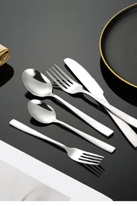 Set di posate moderno da 5 pezzi in acciaio inox con manici quadrati e finitura a specchio
