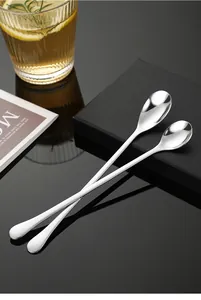 Gros plan sur les cuillères à mélange en acier inoxydable 304 à long manche pour cocktails
