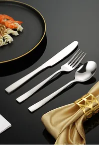 Dettaglio del set di coltello, forchetta e cucchiaio in acciaio inox 430 a manico quadrato