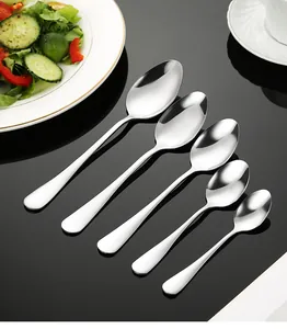 Juego de cinco cucharas de acero inoxidable 1010 de varios tamaños en una mesa negra