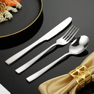 Set posate moderno in acciaio inox con manici quadrati su sfondo nero