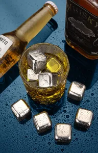 Nahaufnahme von wiederverwendbaren 304 Edelstahl-Eiswürfeln für Whisky mit Wassertropfen