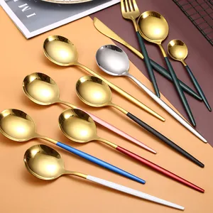 Elegante set di posate in acciaio inox dorato con manici opachi colorati per la tavola