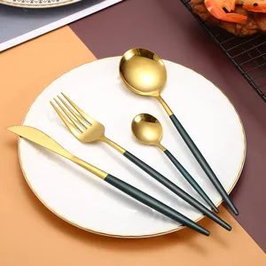 Set di posate in acciaio inox oro e verde in stile portoghese con coltello e forchetta.