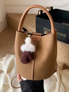 Vintage braune Eimertasche aus Wildlederimitat für Damen mit süßem Plüsch-Anhänger