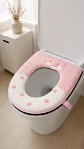 Dettaglio del copriwater in peluche rosa e bianco con grazioso motivo a funghi per inverno