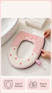 Dettaglio del copriwater in peluche rosa con cerniera laterale per un facile lavaggio e pulizia