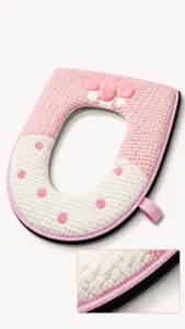 Vista dettagliata del copriwater in peluche rosa con cuciture e bordi rifiniti.