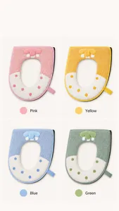 Vista dettagliata dei coprisedili per WC in peluche spesso in diversi colori tenui.