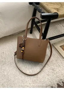 Borsa tote retrò in ecopelle marrone da donna in un ambiente domestico minimalista