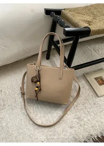Elegante borsa tote retrò beige con ciondolo a forma di cuffia per il pendolare quotidiano