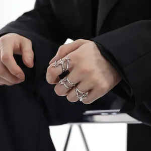 Detalle de los anillos de estrella plateados irregulares con piedras rojas en mano