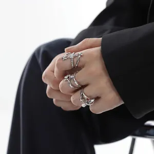 Anillos abiertos de estrella hueca de doble capa estilo punk para moda unisex en mano.