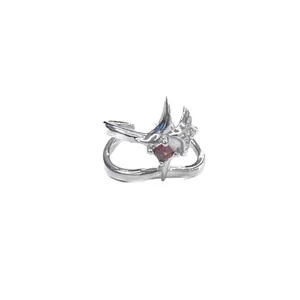 Vista detallada de un anillo de estrella de plata irregular de doble capa con piedra roja