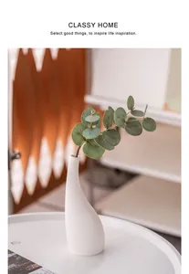 Detail van minimalistische witte keramische vaas met vloeiende lijnen in Wabi-sabi-stijl