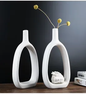 Set di vasi cavi in ceramica bianca con un piccolo drago dello zodiaco.
