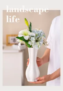 Detailweergave van een witte keramieken vaas in wabi-sabi-stijl voor huisdecoratie.