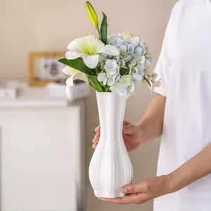 Elegante geribbelde witte keramische vaas voor een minimalistisch interieur en bloemen