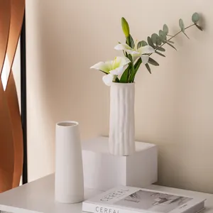 Minimalistische witte keramische vaas in Wabi-sabi stijl voor elegante decoratie