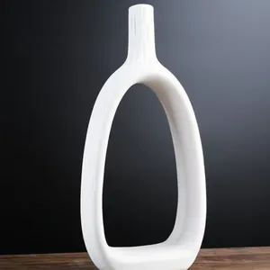 Vaso decorativo in ceramica bianca con design ovale cavo unico e trama effetto corteccia