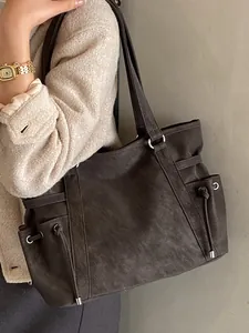 Bolso tote grande vintage de cuero sintético marrón oscuro para el uso diario laboral.