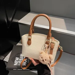 Sac à main blanc motif crocodile pour femme avec bandoulière marron et ours en peluche