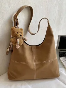 Bolso tote vintage minimalista de cuero marrón con charm de oso y costuras blancas