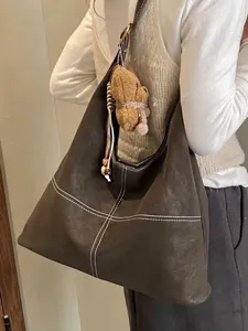Bolso tote vintage de cuero marrón con amuleto de oso de peluche para mujer al hombro