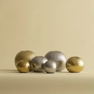 Elegante gehamerde keramische bolvazen in goud en zilver voor moderne luxe decoratie