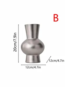 Vue détaillée du vase en céramique argent mat indiquant une hauteur de 20 cm et une largeur.