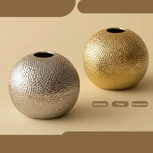 Lichte Luxe Vergulde Gehamerde Keramische Bolvaas Bolvormige Bloemencontainer Minimalistische Metalen Textuur Desktop Tafeldecoratie Ornament