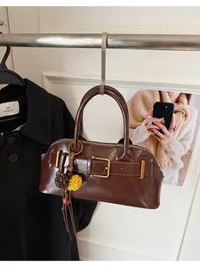 Borsa a mano vintage marrone in ambiente lifestyle, dettaglio perfetto autunnale