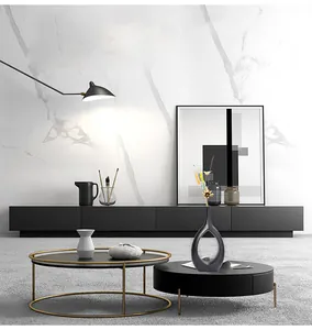 Moderne schwarze Keramikvase mit hohlem Design in minimalistischem Wohnzimmer