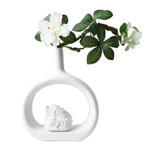 Elegante vaso minimalista in ceramica bianca zodiacale con fiori artificiali per decor