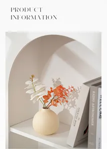 Detail einer minimalistischen gelben Keramikvase von Morandi auf einem Regal