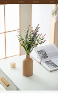 Nahaufnahme einer Morandi-Keramikvase mit mattem Finish und Lavendeldekoration