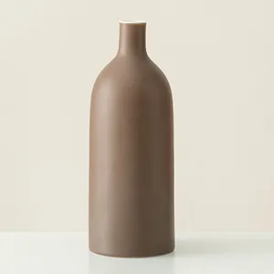 Elegante Keramikvase im Morandi-Stil in Mattbraun mit minimalistischem hohem Design