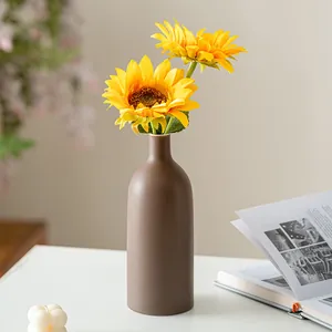Elegante Morandi-Keramikvase in Braun mit matter Textur und leuchtend gelben Sonnenblumen