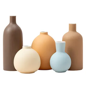 5er-Set matte Keramikvasen in Morandi-Farben, verschiedene Formen und sanfte Erdtöne.