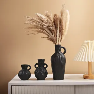 Ensemble de vases en céramique noire texturée pour une décoration de style nordique