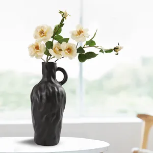 Vase en céramique noir nordique artistique avec surface texturée pour la décoration
