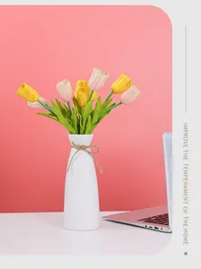Vase élégant en céramique blanche avec tulipes roses et jaunes pour décoration d'intérieur