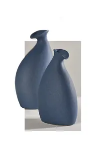 Detailansicht matter blauer Keramikvasen mit einzigartigen organischen Formen für Deko