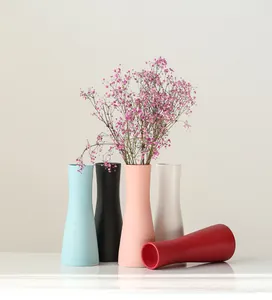 Ensemble de cinq vases en céramique minimalistes et colorés pour décoration