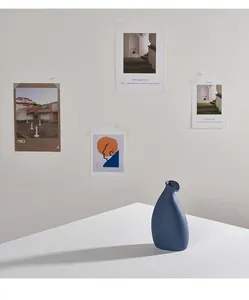 Künstlerische mediterran blaue Keramikvase in einer minimalistischen Umgebung