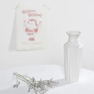 Jarrón de cerámica blanca minimalista plisado para decoración del hogar.
