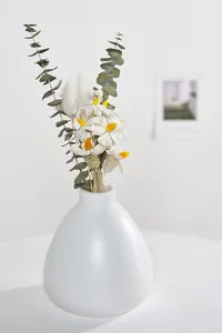 Vase en céramique blanc minimaliste avec bouquet de fleurs séchées pour la décoration