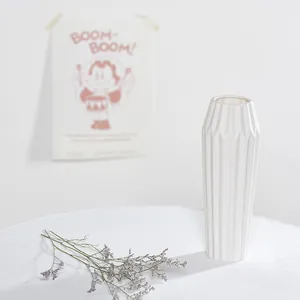 Florero minimalista de cerámica blanca con textura acanalada para decoración hogar